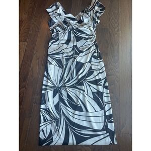 Maggy London Size 8 Abstract White Black Cap Sleeve‎ Fitted V-Neck Dress